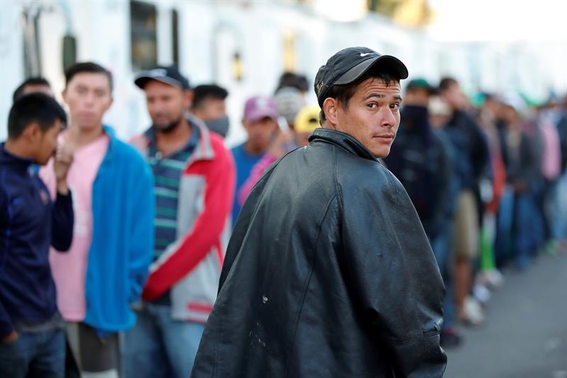 Grupos de migrantes descansan en el deportivo Jes&uacute;s Mart&iacute;nez Palillo, en Ciudad de M&eacute;xico (M&eacute;xico). 
