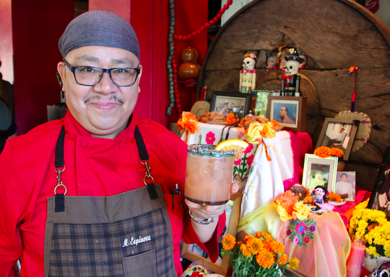Con una margarita Catrina, el Chef Miguel Espinoza, junto al Altar del D&iacute;a de Muertos nos invita a saborear un men&uacute; especial para celebrar esta tradici&oacute;n en Caf&eacute; Frida, el restaurante donde labora desde que abri&oacute; sus puertas hace veinte a&ntilde;os. &nbsp;