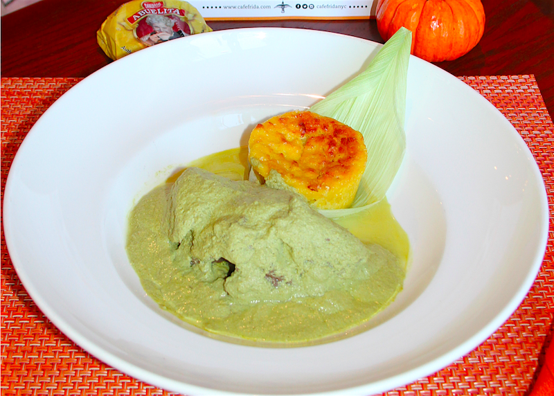 Uno de los platos del Men&uacute; del D&iacute;a de Muertos del Chef Espinoza es el "Pipi&aacute;n Verde de res con uchepo", que consiste en una salsa preparada con pepitas de la calabaza sobre jugosas costillas de res a la brasa, acompa&ntilde;adas de un tamal de ma&iacute;z fresco.