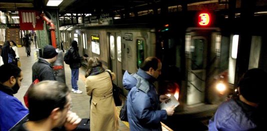 El alcalde de Nueva York, el demócrata Bill de Blasio, prometió hoy la reforma del anticuado y problemático metro de Nueva York y la red de transporte urbano, que en junio de 2017 fue declarado en estado de emergencia