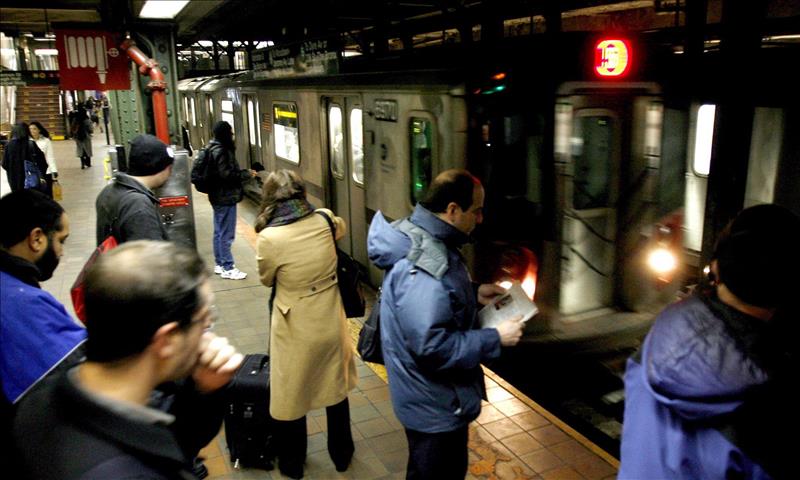 El alcalde de Nueva York, el dem&oacute;crata Bill de Blasio, prometi&oacute; hoy la reforma del anticuado y problem&aacute;tico metro de Nueva York y la red de transporte urbano, que en junio de 2017 fue declarado en estado de emergencia