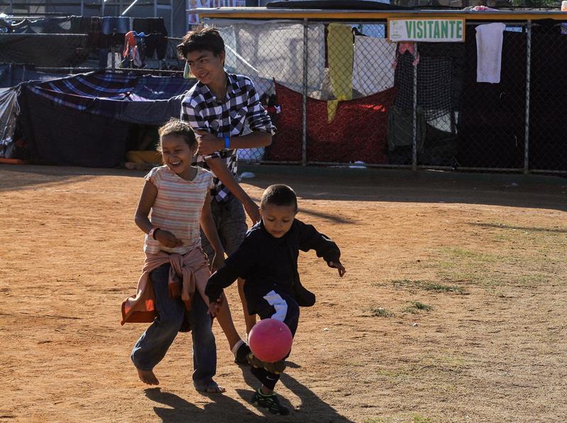 Niños centroamericanos juegan en un albergue el pasado sábado 17 de noviembre de 2018, en la ciudad de Tijuana en Baja California (México).