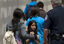 Demandan al Gobierno de Trump por detener a niños migrantes demasiado tiempo Demandan al Gobierno de Trump por detener a niños migrantes demasiado tiempo, , poniéndolos a su juicio en riesgo psicológico.