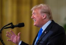 Trump insiste en necesidad de muro "completo", y no "partes", con México El presidente Donald Trump, ofrece una rueda de prensa en la Casa Blanca, en Washington, hoy, 7 de noviembre de 2018.