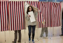 Ciudadanos hacen fila para votar