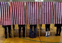 Desde armas a inmigración, lo que empuja al país a acudir a las urnas Estadounidenses emiten su voto en Cambridge, Massachusetts (Estados Unidos), hoy, 6 de noviembre de 2018.