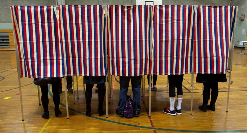 Estadounidenses emiten su voto en Cambridge, Massachusetts (Estados Unidos), hoy, 6 de noviembre de 2018.