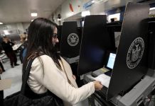 Nueva York dijo no a Trump Estadounidenses asisten a votar en un colegio electoral de M