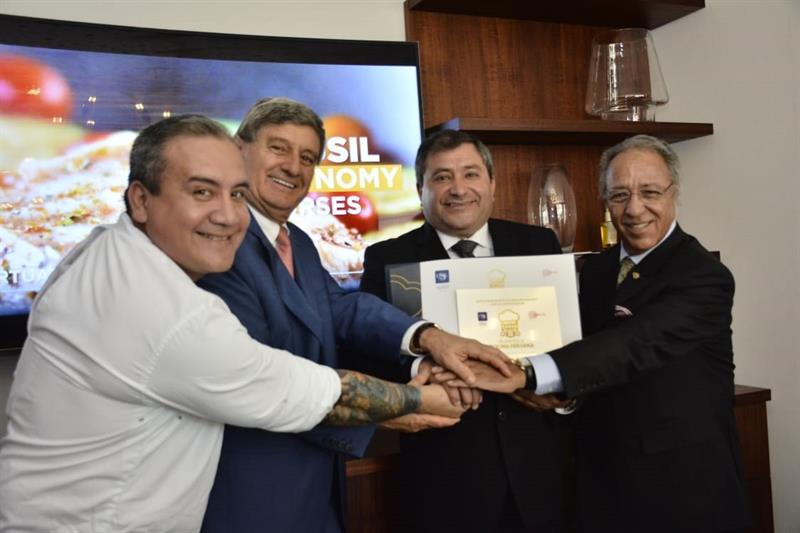El m&aacute;ximo representante de la USIL dijo haber encontrado en Chile "un desarrollo inmenso de la gastronom&iacute;a peruana".