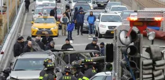 Una persona falleció hoy en un accidente de tráfico en el neoyorquino puente de Brooklyn, donde varios vehículos se incendiaron tras una colisión múltiple