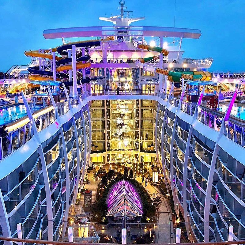 El barco, con capacidad para 5.518 pasajeros en sus 2.759 camarotes, cuenta a bordo con una amplia oferta de ocio que incluye dosel (tirolina), pista de patinaje sobre hielo, 