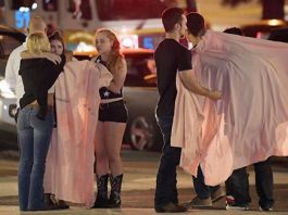 De los 25 heridos, 23 son leves y acudieron a los hospitales por su propio pie, mientras que otras dos personas fueron transportadas en ambulancia, indicó el cuerpo de bomberos de Ventura.