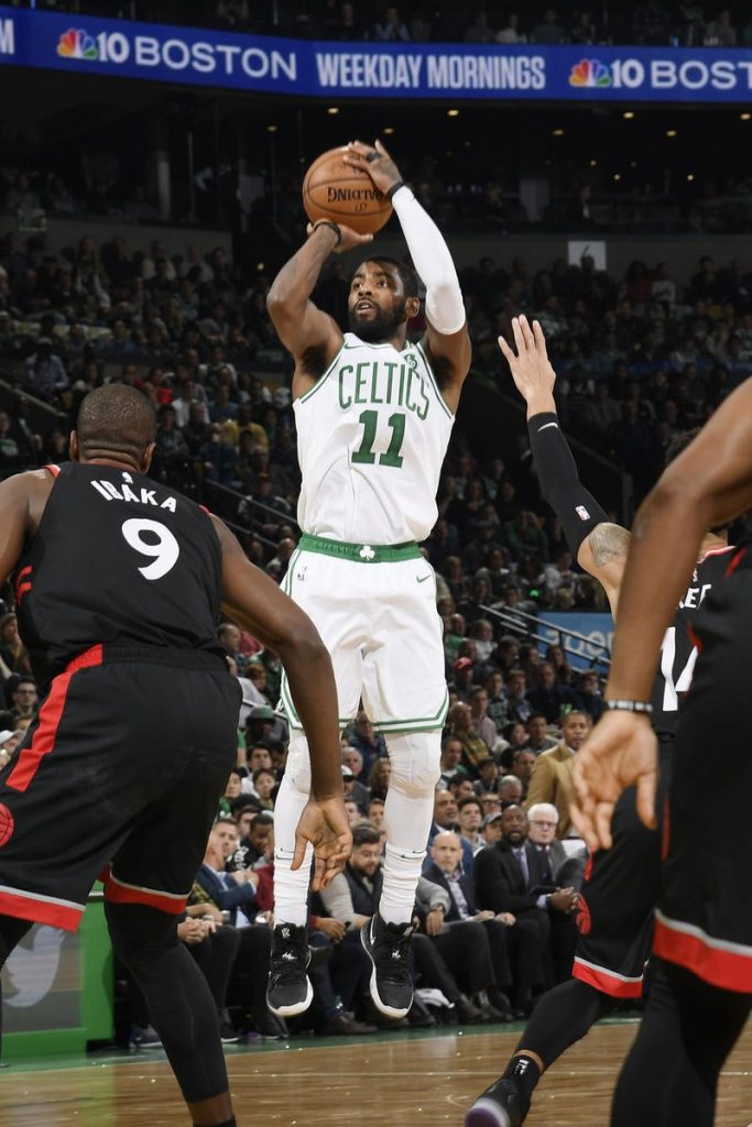 Irving anot&oacute; 43 puntos, su mejor marca en lo que va de temporada y fue decisivo en la pr&oacute;rroga cuando los Celtics se impusieron por 123-116 a los Raptors de Toronto