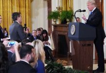 A Acosta se le retiró la credencial de acceso después de haber sostenido un tenso intercambio de palabras con el presidente de EE.UU., Donald Trump