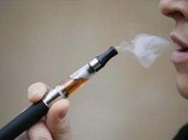 Más de dos millones de estudiantes de secundaria consumen cigarrillos electrónicos, lo que ha motivado que el Gobierno de Estados Unidos apoye cuatro proyectos de investigación. (Foto de twitter)