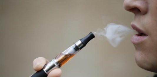 Más de dos millones de estudiantes de secundaria consumen cigarrillos electrónicos, lo que ha motivado que el Gobierno de Estados Unidos apoye cuatro proyectos de investigación. (Foto de twitter)