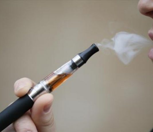 Nueva York demanda a grandes empresas de vapeadores por favorecer una "epidemia" Más de dos millones de estudiantes de secundaria consumen cigarrillos electrónicos, lo que ha motivado que el Gobierno de Estados Unidos apoye cuatro proyectos de investigación. (Foto de twitter)