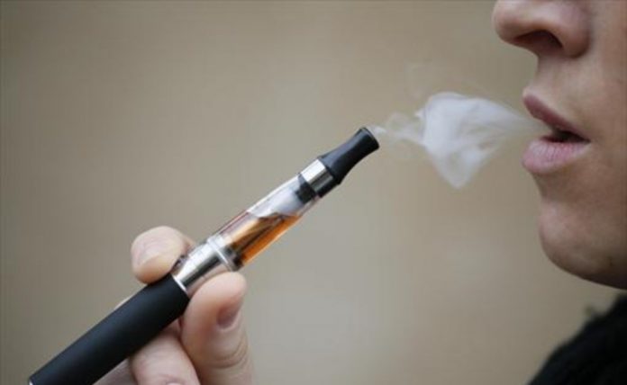 Más de dos millones de estudiantes de secundaria consumen cigarrillos electrónicos, lo que ha motivado que el Gobierno de Estados Unidos apoye cuatro proyectos de investigación. (Foto de twitter)
