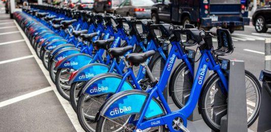El alcalde ha pactado con la empresa una inversión de 100 millones de dólares para la mejora del servicio en los próximos cinco años, después de que Lyft adquiriera Citi Bike,