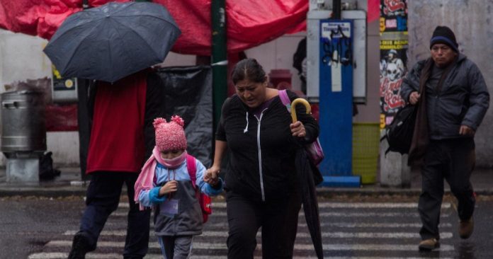 clima El Servicio Meteorológico Nacional (SMN) de México pronosticó hoy que para la noche de este miércoles y la madrugada del jueves un frente frío y una tormenta invernal