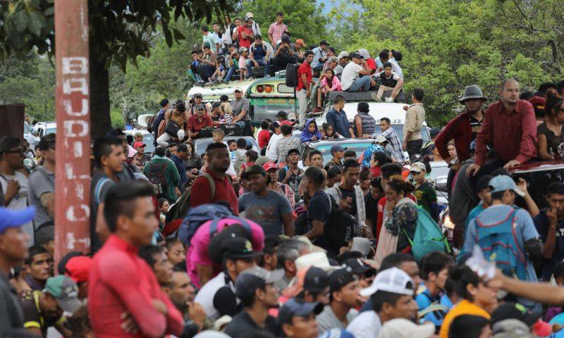  Los migrantes centroamericanos que ingresaron a M&eacute;xico el 19 de octubre emprendieron la madrugada de este jueves la marcha desde Juchit&aacute;n a la localidad de Mat&iacute;as Romero,