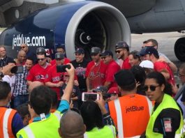 Alex Cora recibido en Puerto Rico como un héroe nacional tras ganar título