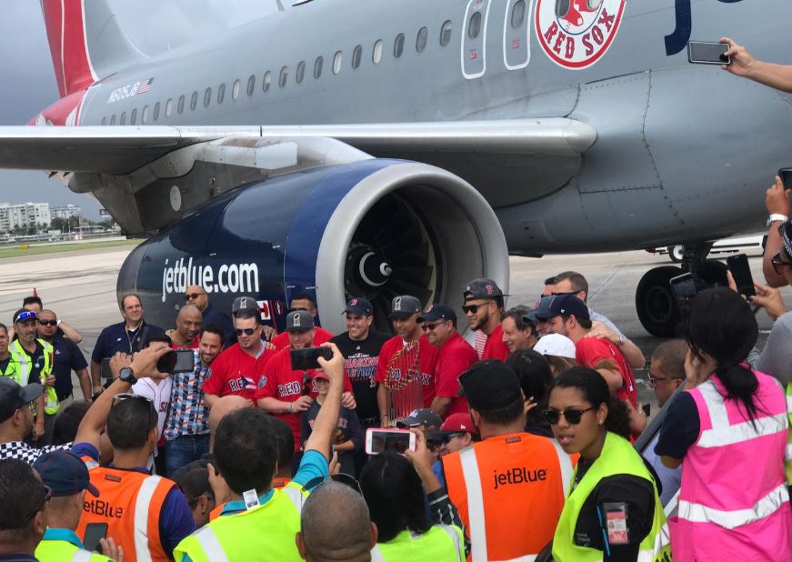 Alex Cora fue recibido hoy como un héroe nacional en su isla, luego de que el domingo condujera a los Medias Rojas de Boston al campeonato de las Grandes Ligas