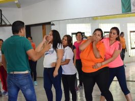 Mujeres aprenden defensa personal para enfrentar violencia en Acapulco En el taller, los instructores, en teoría y práctica, les enseñan a la mujeres técnicas de atrape y sometimiento, cómo salir de una emergencia además de implementar medidas preventivas