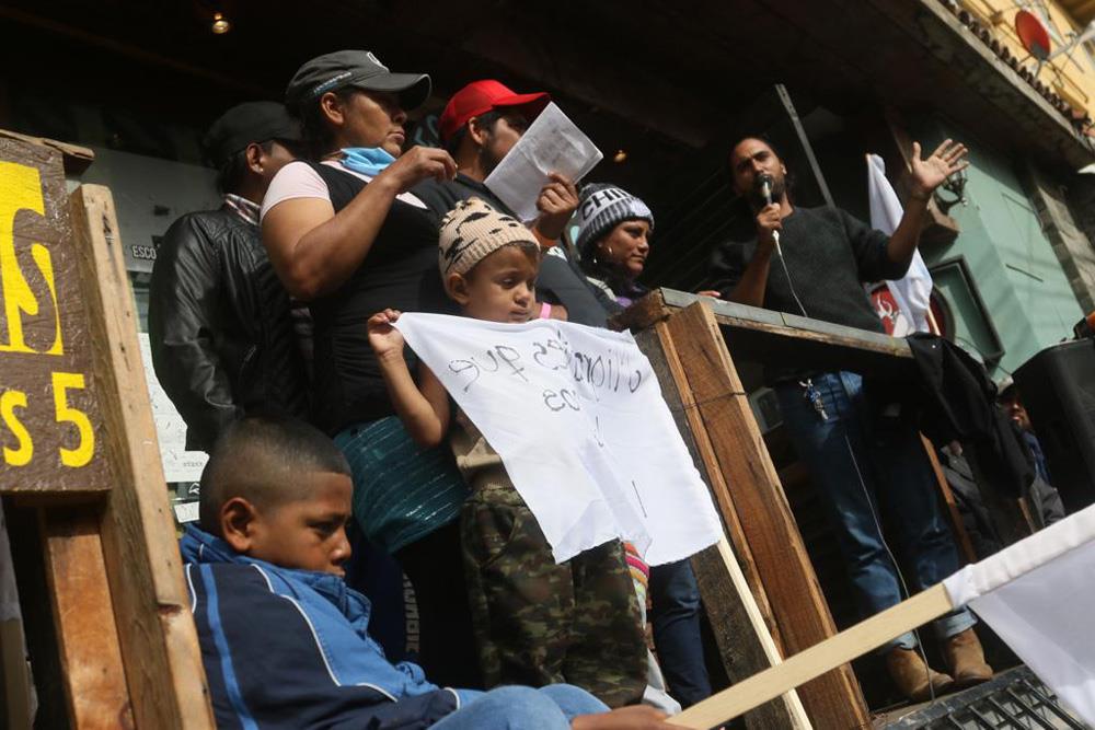 Migrantes apostados en la ciudad mexicana de Tijuana anunciaron hoy una huelga de hambre a partir de este jueves, como una forma de presión