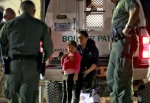 Acusan al fiscal de Florida de desacato por decir a los policías que arresten migrantes Los arrestos en la frontera sur de EE.UU. de inmigrantes indocumentados alcanzaron el pasado mes de octubre la mayor cifra (50.975) desde que Donald Trump llegara a la Casa Blanca