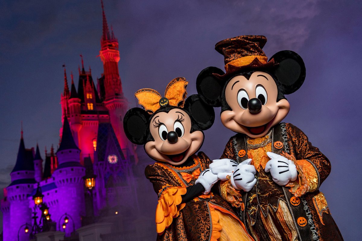 Icono de la cultura popular y de vasta influencia en el imaginario del planeta, Mickey Mouse cruza el umbral de los 90 sin vestigio de achaques, renovado y junto a su eterna compañera Minnie