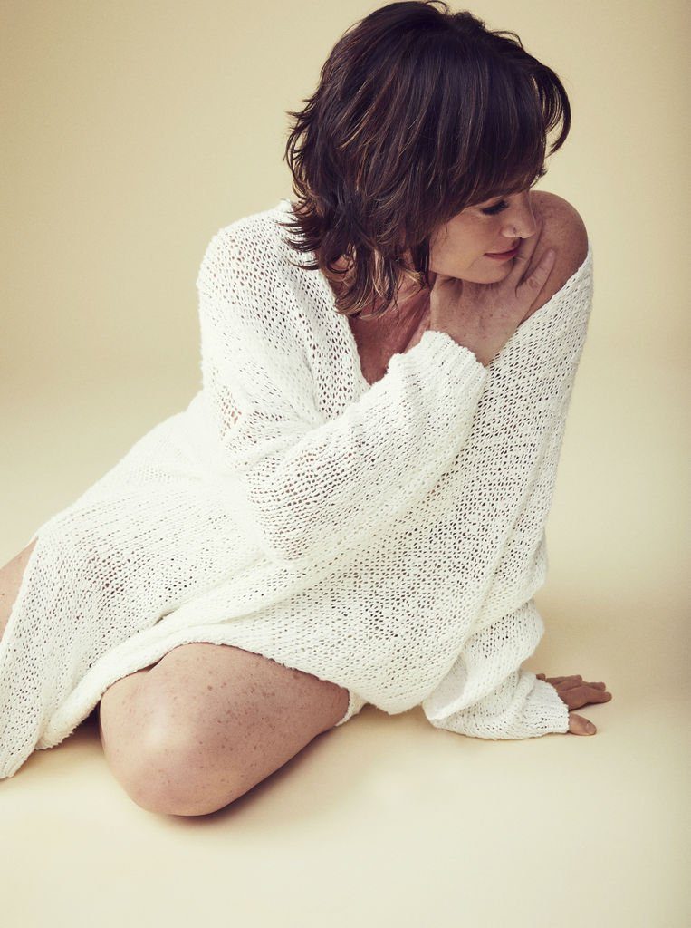 Claudia Brant, autora de &eacute;xitos como "No me doy por vencido", lanza "Sincera", un &aacute;lbum con nueve canciones que pretenden ir m&aacute;s all&aacute; de las listas de las m&aacute;s escuchadas 