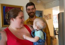 Nicole y Ben Veum, con su hijo Adrian. Nicole estaba recuperándose de la adicción a los opioides cuando dio a luz a Adrian, y le preocupó tener una recaída a causa de la epidural, que contiene fentanilo. No la tuvo. (Adam Grossberg/KQED)