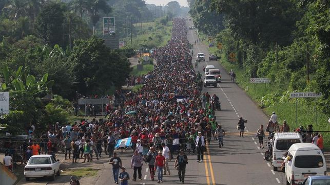 Los integrantes de la caravana de migrantes que entró a México el 19 de octubre retomaron hoy a pie desde las primeras horas del día las carreteras del sur del estado de Veracruz