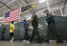 Ciudad de California demandada por multar a grupo comunitario contra brutalidad policiaca Un juez federal adelantó hoy que certificará el plan acordado entre el Gobierno de Estados Unidos y la Unión Americana de Libertades Civiles (ACLU), que representa a las familias que fueron separadas en la frontera