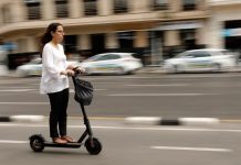 Tres concejales de la ciudad de Nueva York presentaron hoy un proyecto para regular el uso de patinetes y bicicletas eléctricos, el cual permitiría legalizar su uso en las calles neoyorquinas con una limitación de su velocidad
