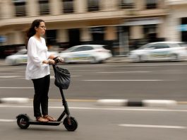 Nueva York prohibirá la venta de vehículos de combustión a partir de 2035 Tres concejales de la ciudad de Nueva York presentaron hoy un proyecto para regular el uso de patinetes y bicicletas eléctricos, el cual permitiría legalizar su uso en las calles neoyorquinas con una limitación de su velocidad