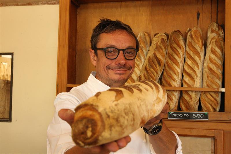 Para aquellos que se animen a seguir sus recetas o se acerquen a sus comercios, les espera una corteza crujiente y la miga esponjosa, promete Gillot.