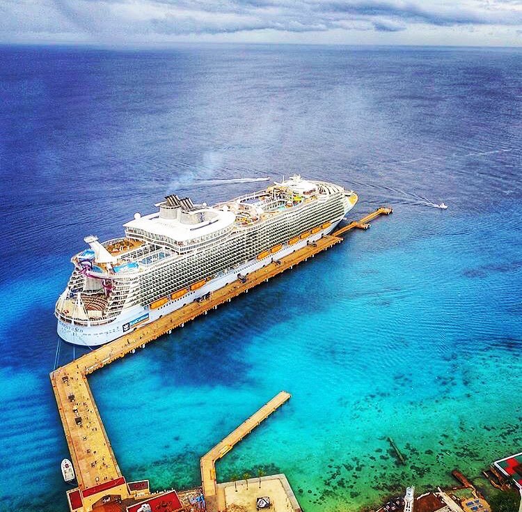 El "Symphony of the Seas", un enorme crucero de la compa&ntilde;&iacute;a Royal Caribbean, que con sus 228 toneladas es el m&aacute;s grande del mundo, arrib&oacute; hoy a Miami,