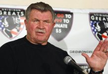 Ditka jugó como ala cerrada de los Bears, los Eagles de Filadelfia y los Cowboys de Dallas en su carrera de 12 años y también entrenó a los Bears y a los Saints de Nueva Orleans.