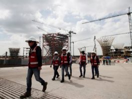 Trabajadores de nuevo aeropuerto de México, sumidos en la incertidumbre En lo que tendría que ser el edificio de la terminal ya se levantan 15 grandes pilares con forma de embudo para sostener el inmueble y recoger agua de la lluvia