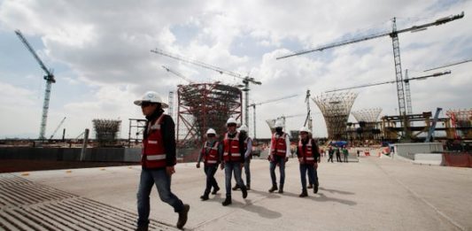En lo que tendría que ser el edificio de la terminal ya se levantan 15 grandes pilares con forma de embudo para sostener el inmueble y recoger agua de la lluvia