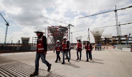 Trabajadores de nuevo aeropuerto de México, sumidos en la incertidumbre En lo que tendría que ser el edificio de la terminal ya se levantan 15 grandes pilares con forma de embudo para sostener el inmueble y recoger agua de la lluvia