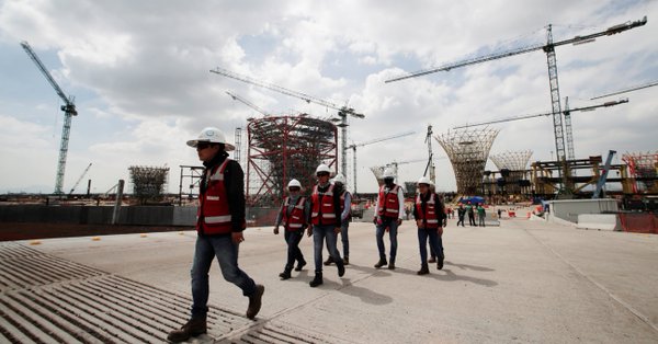 En lo que tendr&iacute;a que ser el edificio de la terminal ya se levantan 15 grandes pilares con forma de embudo para sostener el inmueble y recoger agua de la lluvia