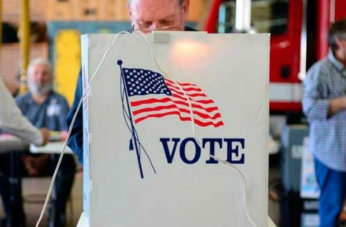 La ley de Florida establece la obligatoriedad de volver a contar todos los votos cuando la diferencia entre dos candidatos es de 0,50 puntos o menos al finalizar el escrutinio