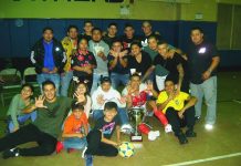 Fútbol Nueva York: Enigma vence al México y es el flamante campeón del Torneo Navideño Jugadores, fanaticada y dirigentes del Enigma, equipo que bajo la batuta de Claudio Encala, venció al Deportivo México para convertirse en el campeón del primer torneo navideño organizado por la Brooklyn Champions League. Aqui los vemos posando con la Copa Navideña. (Foto: Buki Chapin)