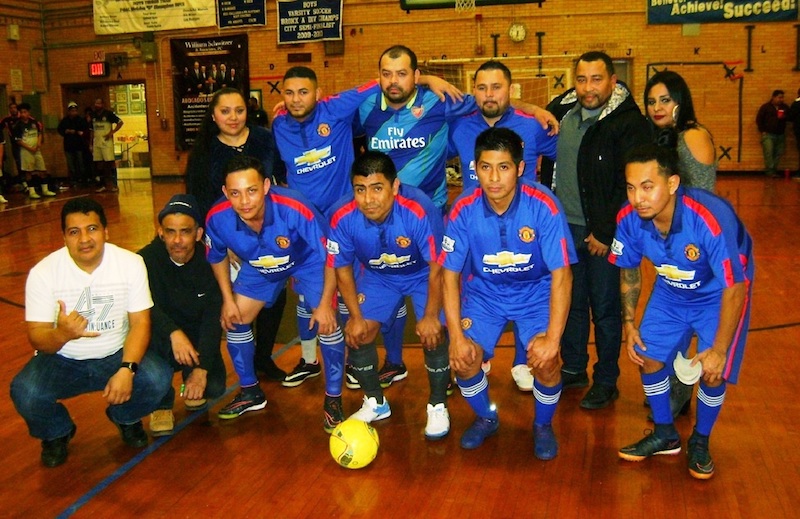 Bella Vista se impuso al Ruinas de Copan y terminó ganando el clásico hondureño en la HONDUCOL Liga de Indoor Fútbol. Con ellos sus máximos dirigentes Henry Benavives y Karina Velasquez. (Foto: Buki Chapin)