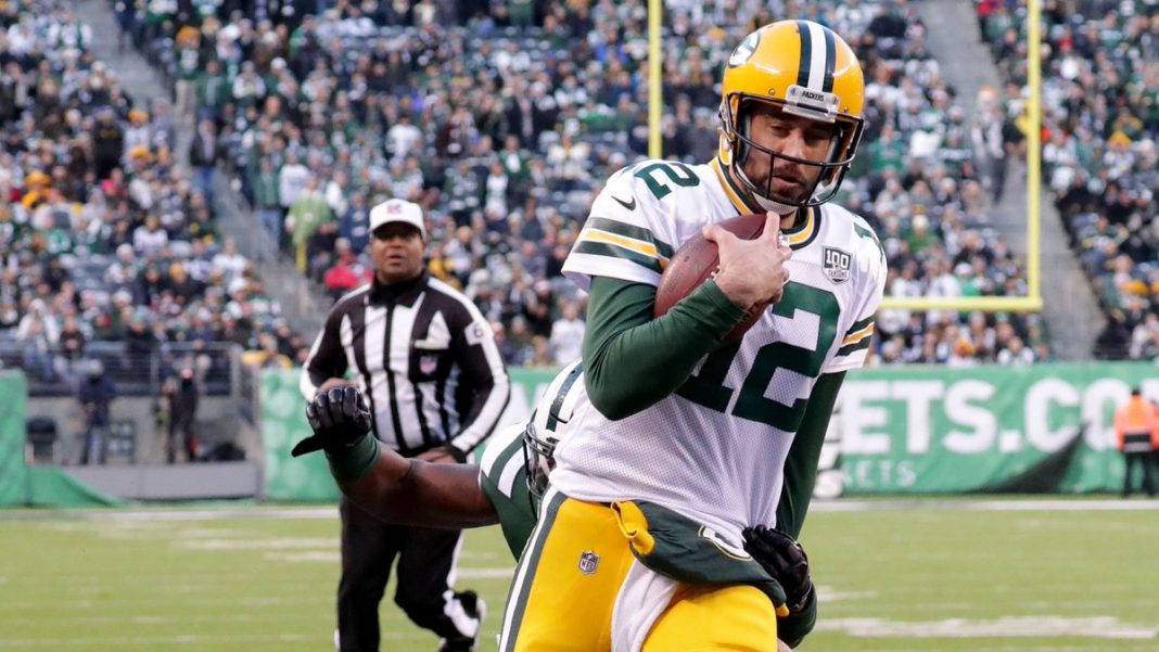 El mariscal de campo Aaron Rodgers mandó para dos envíos de anotación y dirigió a los Packers de Green Bay, que ganaron a domicilio en el tiempo extra por 38-44 a los Jets de Nueva York. (Foto de twitter)