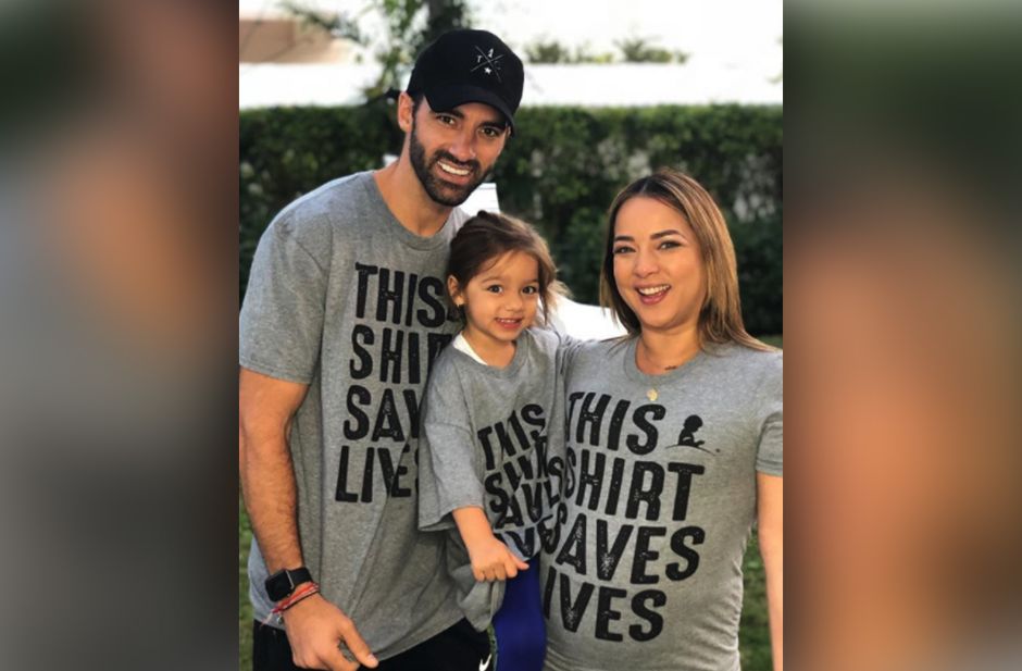 Adamari López La Navidad es una época para celebrar y los famosos no dudan en inundar las redes sociales con tarjetas de felicitación o con fotos personales y familiares, aunque este año brillaron por su frialdad. (Foto de twitter @JunkExplorer)