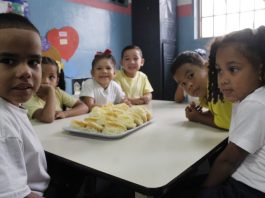 Educación de Puerto Rico crea encuesta para cambiar el menú en las escuelas Julia Keleher, anunció hoy la creación de una encuesta electrónica para conocer los gustos y preferencias de los estudiantes sobre los alimentos que se ofrecen en los comedores escolares.